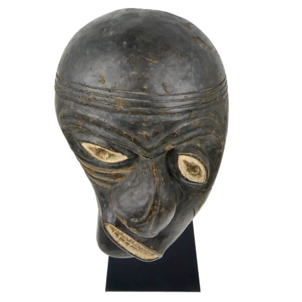 Masque de chaman asymétrique Tlingit en bois sur socle noir Amérique du Nord (dessus 3/4)