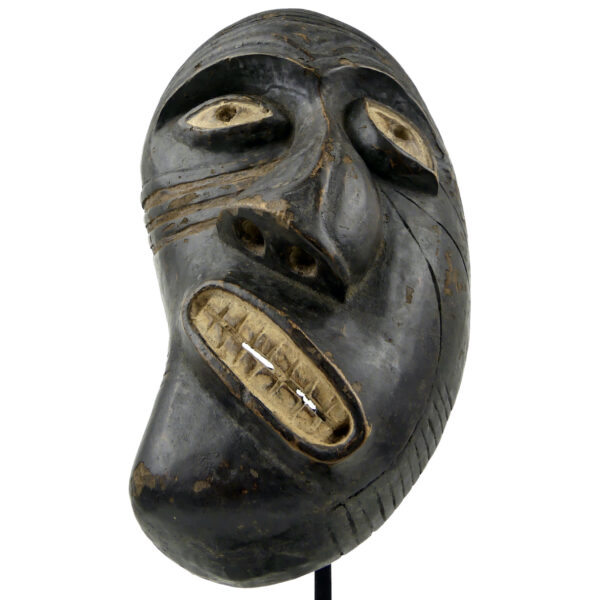 Masque de chaman asymétrique Tlingit en bois sur socle noir Amérique du Nord (dessous 3/4)