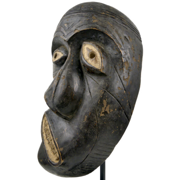 Masque de chaman asymétrique Tlingit en bois sur socle noir Amérique du Nord (3/4)