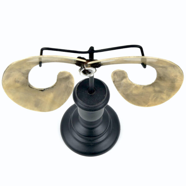 Bipane asmat Irian Jaya ornement nasal sur socle en coquillage taillé (dessus face)