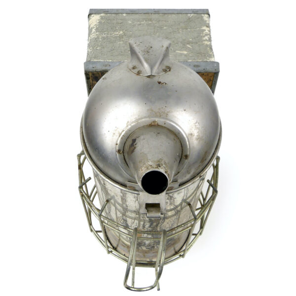 Enfumoir à abeilles en inox et bois Fin XXe Accessoire d'apiculteur Italie (dessus 3/4)