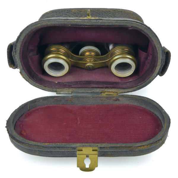 Paire de jumelles de théâtre en nacre et laiton Fin XIXe Lunettes d’opéra (étui ouvert)