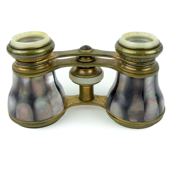 Paire de jumelles de théâtre en nacre et laiton Fin XIXe Lunettes d’opéra (dessous)