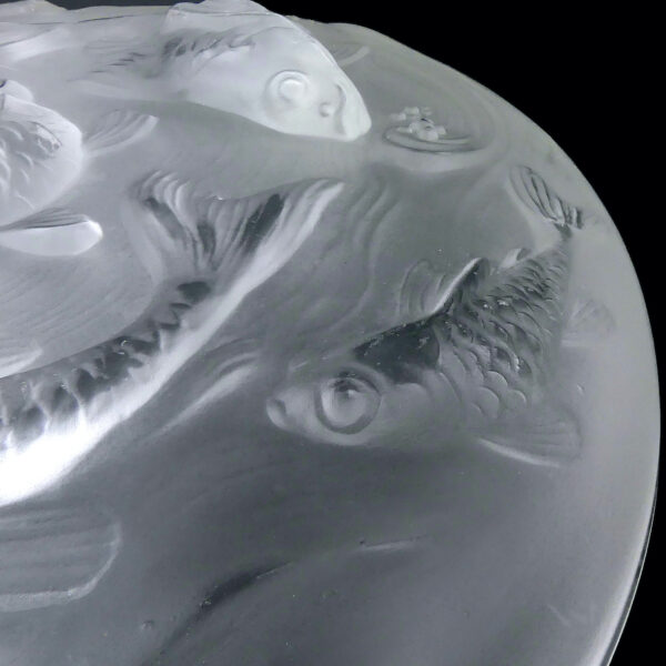Grande coupe Carpes koï en verre dépoli signée Verlys France (détail)