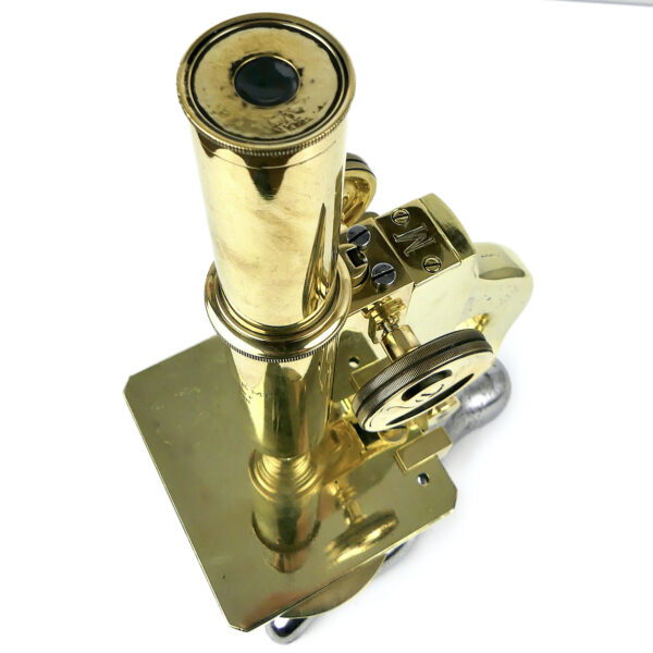 Microscope Chr. Kremp en laiton massif et acier dans son coffret XIXe (dessus 3/4)