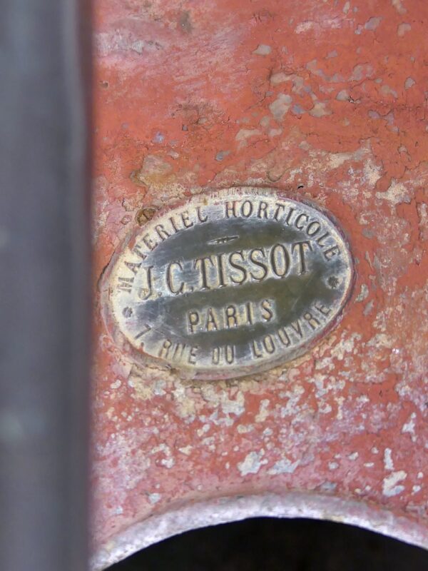 Arrosoir horticole TISSOT ancien rouge en fer et cuivre Fin XIXe Paris (détail)