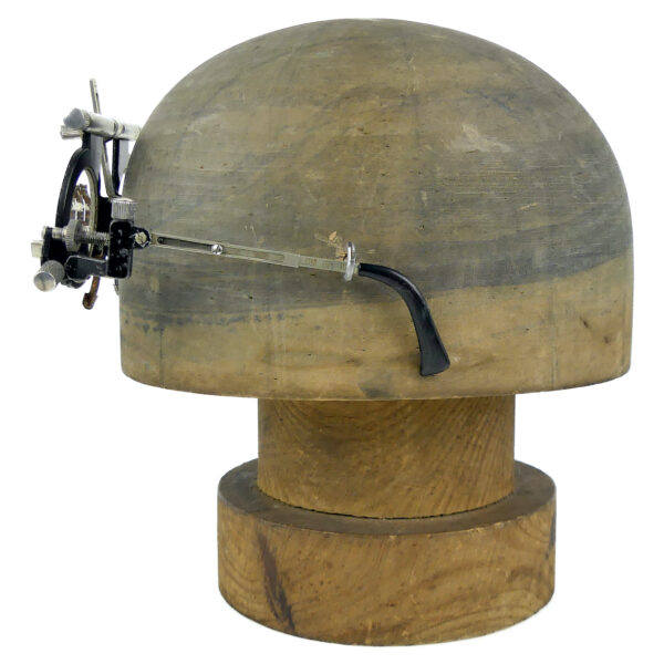 Monture d'ophtalmologie ancienne sur forme à chapeau en bois massif Marotte (profil)