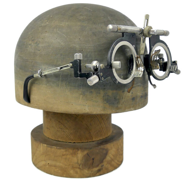 Monture d'ophtalmologie ancienne sur forme à chapeau en bois massif Marotte (3/4)