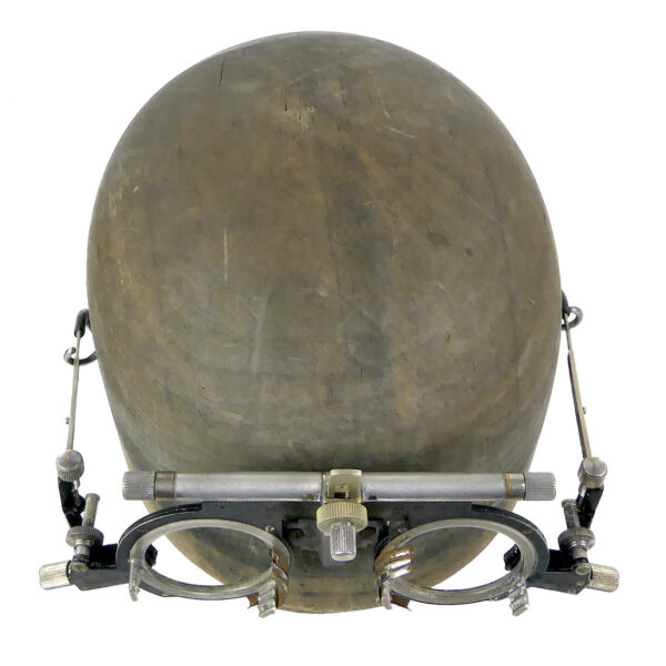 Monture d'ophtalmologie ancienne sur forme à chapeau en bois massif Marotte (dessus)