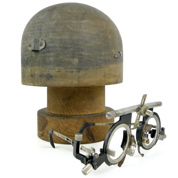 Monture d'ophtalmologie ancienne sur forme à chapeau en bois massif Marotte (détail)