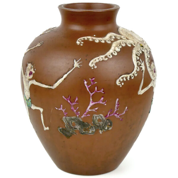 Pot japonais pieuvre géante et plongeurs en terre rouge Atelier de Kōzan Meiji (profil)