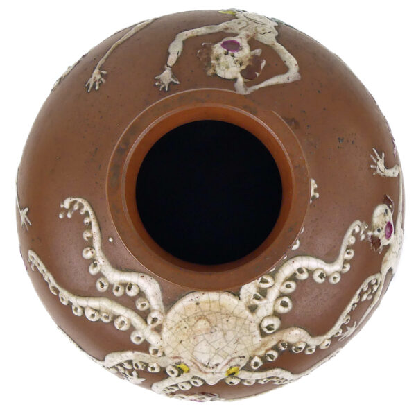 Pot japonais pieuvre géante et plongeurs en terre rouge Atelier de Kōzan Meiji (dessus)