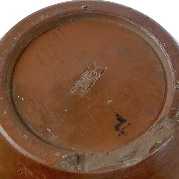 Pot japonais pieuvre géante et plongeurs en terre rouge Atelier de Kōzan Meiji (cartouche)