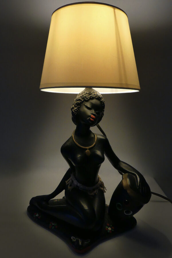 Lampe érotique femme africaine veilleuse des années 1950 (face allumée)