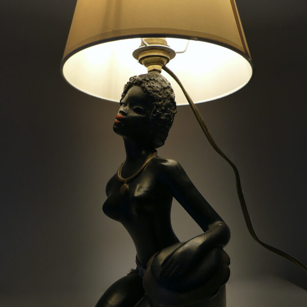Lampe érotique femme africaine veilleuse des années 1950 (3/4 allumée)