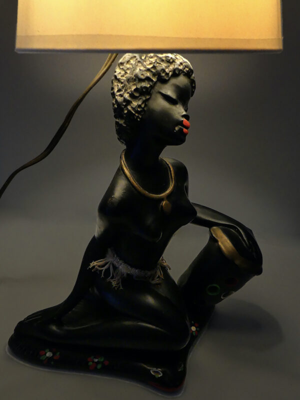 Lampe érotique femme africaine veilleuse des années 1950 (3/4 allumée)