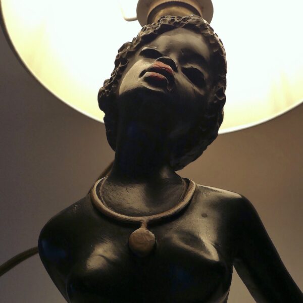 Lampe érotique femme africaine veilleuse des années 1950 (détail allumée)
