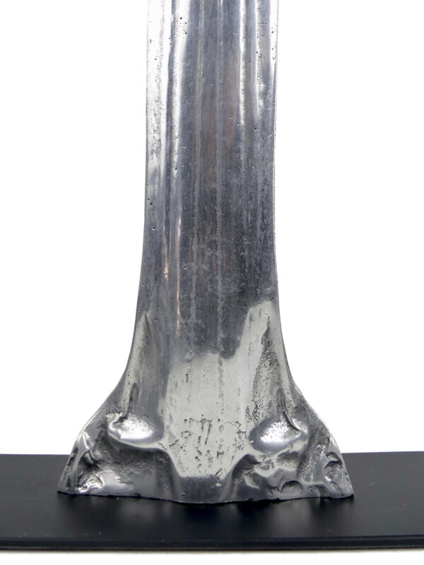 Rostre de poisson-scie Pristidae moulé en fonte d’aluminium sur socle (détail)