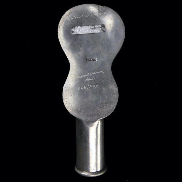 Urinal de lit miniature en étain d'art signé Vincent Garnier Laboratoires OBERLIN (dessous)