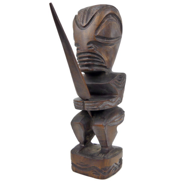 Tiki marquisien avec lance en bois de rose d’Océanie brun foncé (3/4)