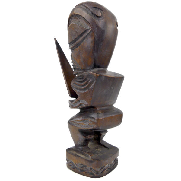 Tiki marquisien avec lance en bois de rose d’Océanie brun foncé (3/4 dos)