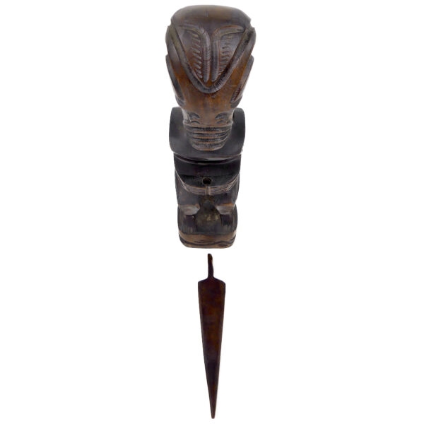 Tiki marquisien avec lance en bois de rose d’Océanie brun foncé (dessus 3/4)