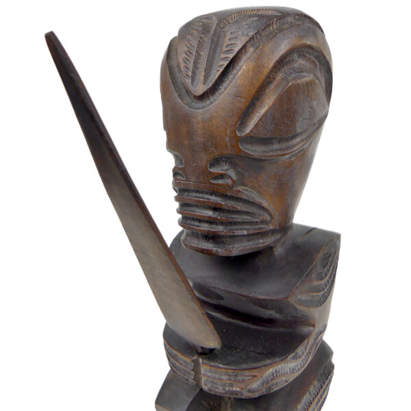 Tiki marquisien avec lance en bois de rose d’Océanie brun foncé (détail)
