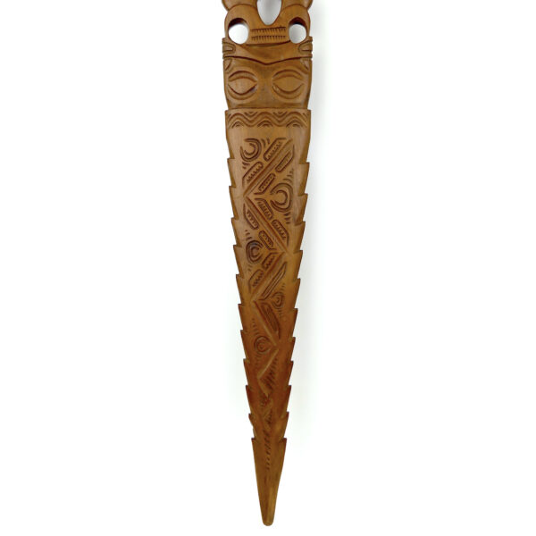 Grand couteau Tiki cranté en Miro sculpté (détail)