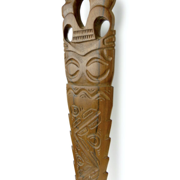 Grand couteau Tiki cranté en Miro sculpté (détail)