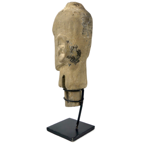 Tête de Tau-Tau en bois sculpté sur socle Pays Toroja Indonésie (3/4 dos)