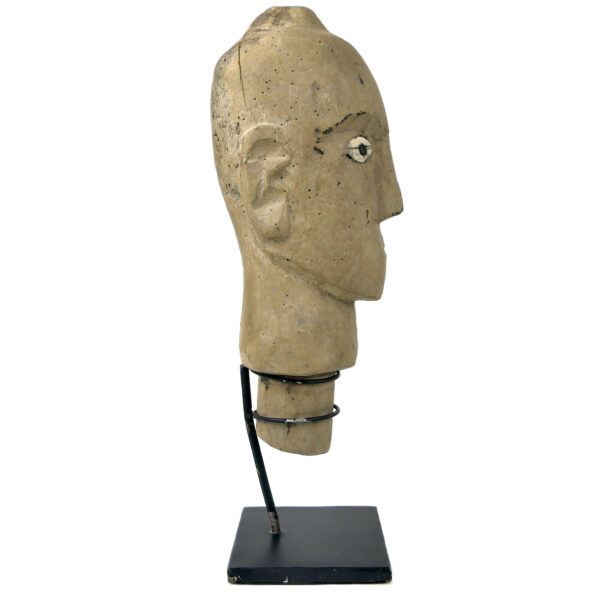 Tête de Tau-Tau en bois sculpté sur socle Pays Toroja Indonésie (profil)