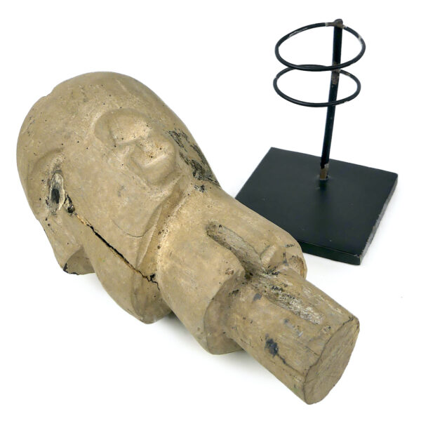 Tête de Tau-Tau en bois sculpté sur socle Pays Toroja Indonésie (dessous 3/4)
