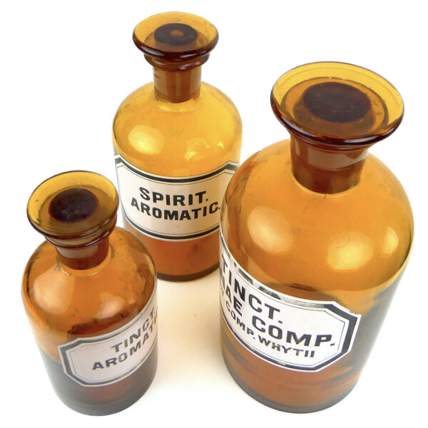 3 flacons anciens de pharmacie apothicaire en verre fumé orange foncé (dessus 3/4)