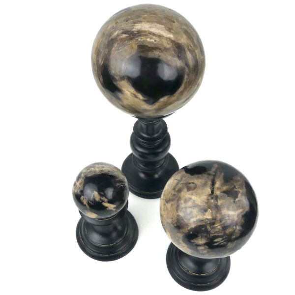 Trois boules de bois pétrifié du Miocène sur socles en bois tourné noir (dessus 3/4)