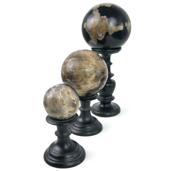Trois boules de bois pétrifié du Miocène sur socles en bois tourné noir (3/4)
