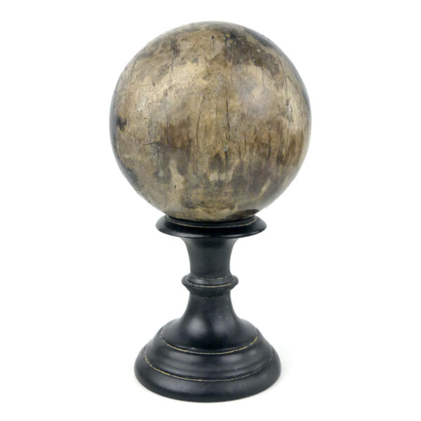 Trois boules de bois pétrifié du Miocène sur socles en bois tourné noir (2)