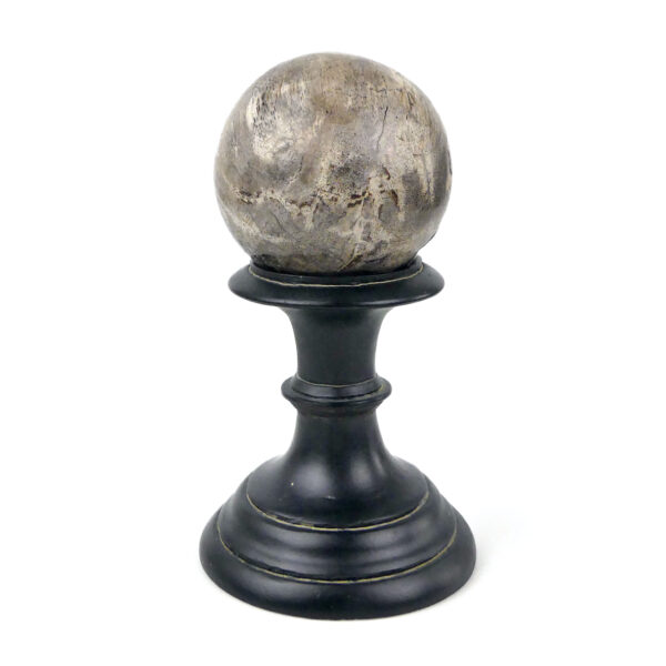 Trois boules de bois pétrifié du Miocène sur socles en bois tourné noir (3)