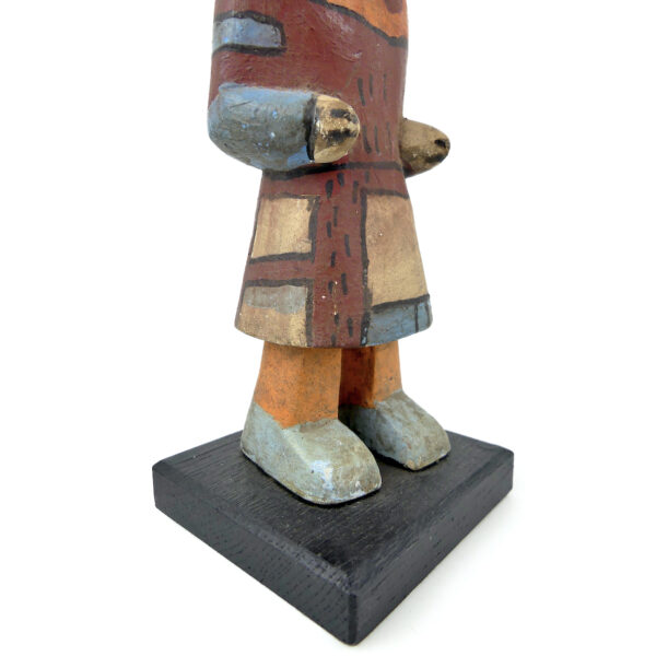 Poupée kachina à tableta Hopi sculptée en bois léger polychrome (détail)