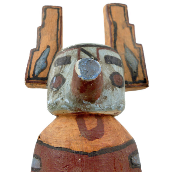 Poupée kachina à tableta Hopi sculptée en bois léger polychrome (détail)