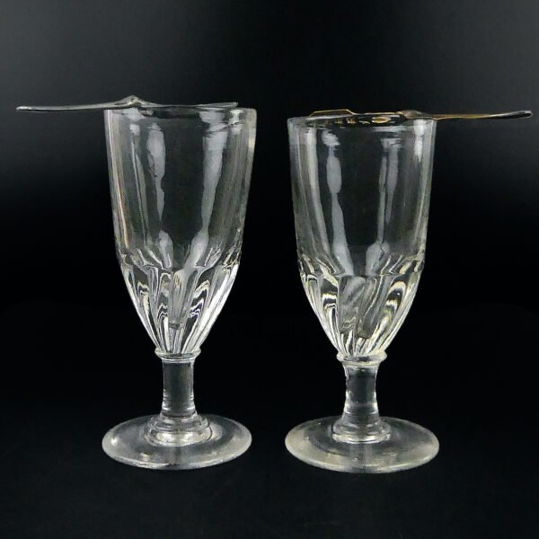 Deux verres à absinthe et deux cuillères des Grands cafés de la Belle époque (face)