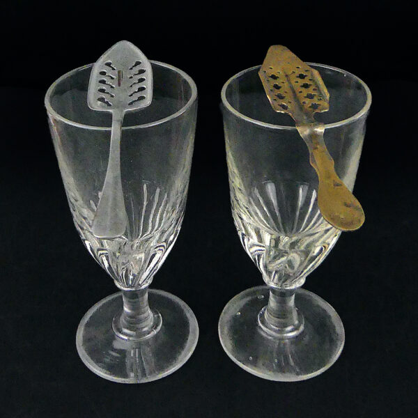 Deux verres à absinthe et deux cuillères des Grands cafés de la Belle époque (dessus 3/4)