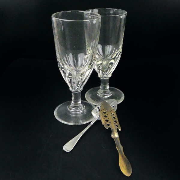 Deux verres à absinthe et deux cuillères des Grands cafés de la Belle époque (3/4)