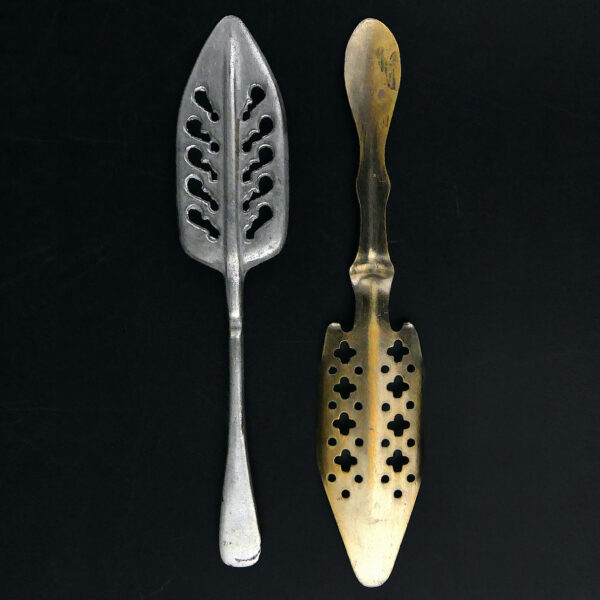 Deux verres à absinthe et deux cuillères des Grands cafés de la Belle époque (cuillères à absinthe)