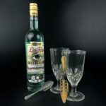 Deux verres à absinthe et deux cuillères des Grands cafés de la Belle époque