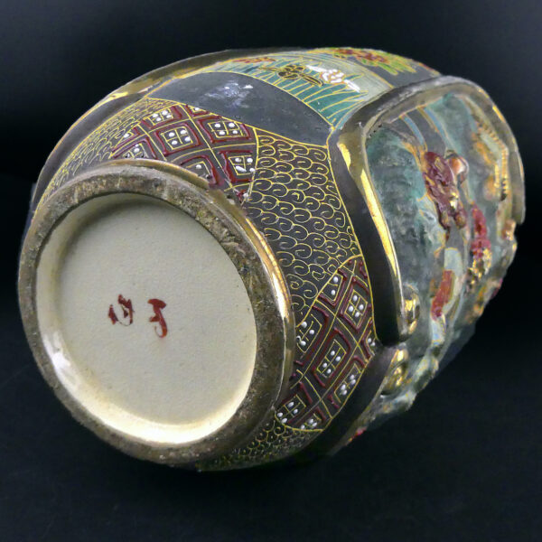 Pot Satsuma ancien de la période Meiji - Faïence japonaise de collection - Japon (dessous 3/4)