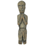 Grande statue protectrice Putali ancienne en bois dense érodé Népal Himalaya (face)