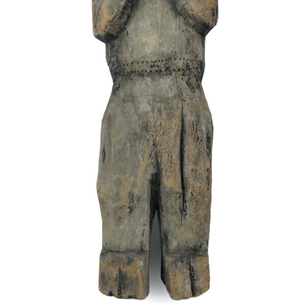 Grande statue protectrice Putali ancienne en bois dense érodé Népal Himalaya (détail)
