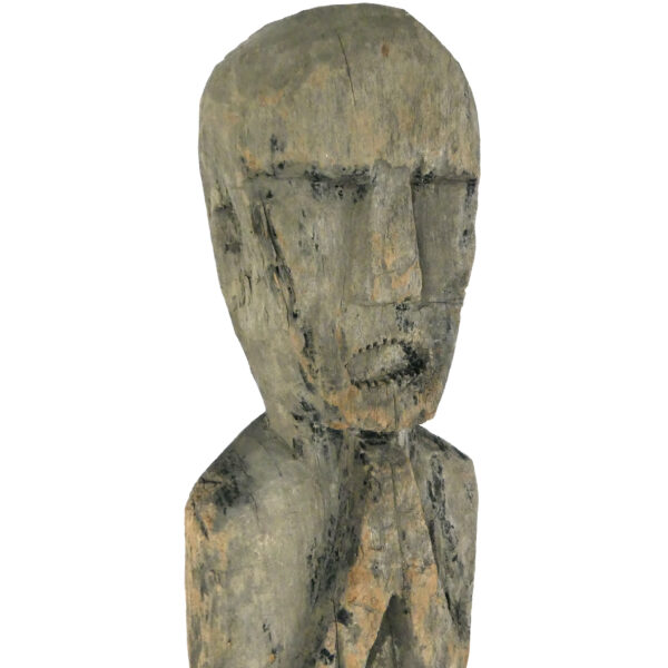 Grande statue protectrice Putali ancienne en bois dense érodé Népal Himalaya (détail 3/4)