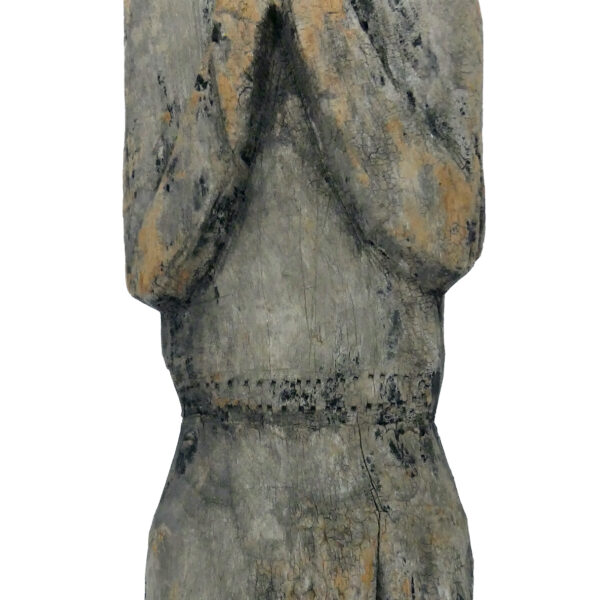 Grande statue protectrice Putali ancienne en bois dense érodé Népal Himalaya (détail)