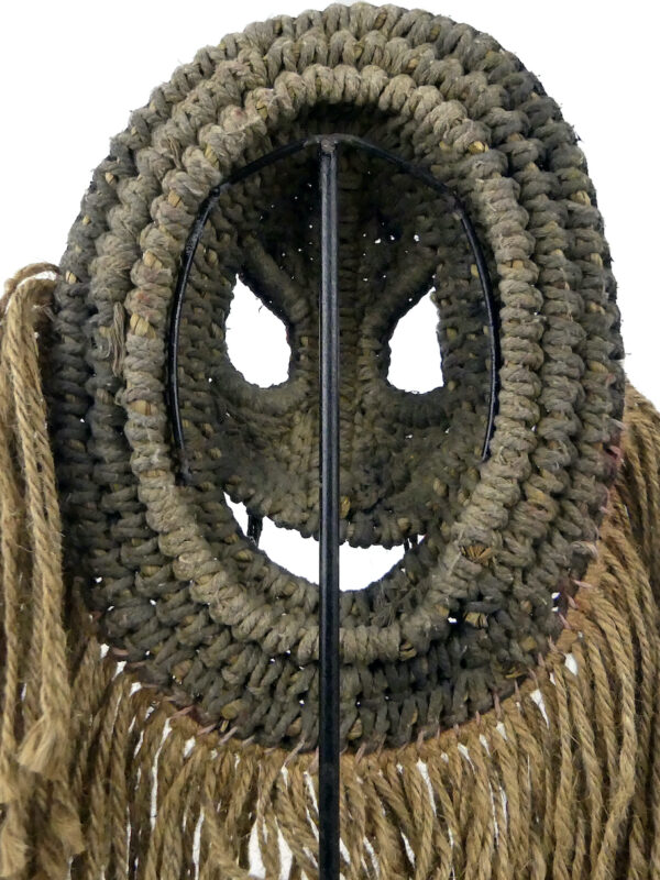 Petit masque tressé Baba Abelam sur pied Papouasie-Nouvelle-Guinée (dos)